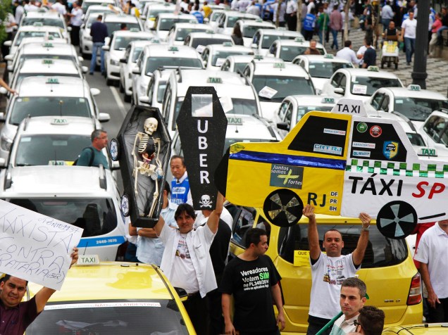 Taxistas realizam protesto na Câmara Municipal de São Paulo, no centro da capital paulista, pela proibição do aplicativo Uber, durante a tarde desta quarta-feira (9)