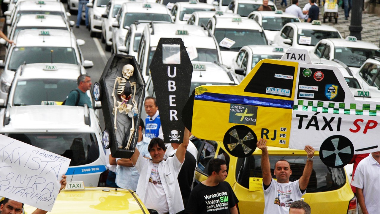 Taxistas em protesto na Câmara Municipal de São Paulo, contra a regulamentação do Uber