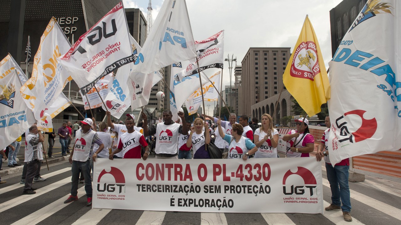 União Geral dos Trabalhadores (UGT) organiza protesto na Avenida Paulista contra o Projeto de Lei 4330/2004, que regulamenta a terceirização