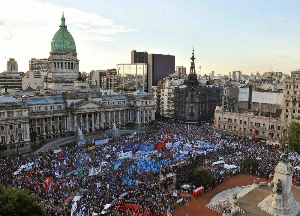 Milhares de pessoas protestaram contra o presidente Mauricio Macri em frente ao Congresso argentino