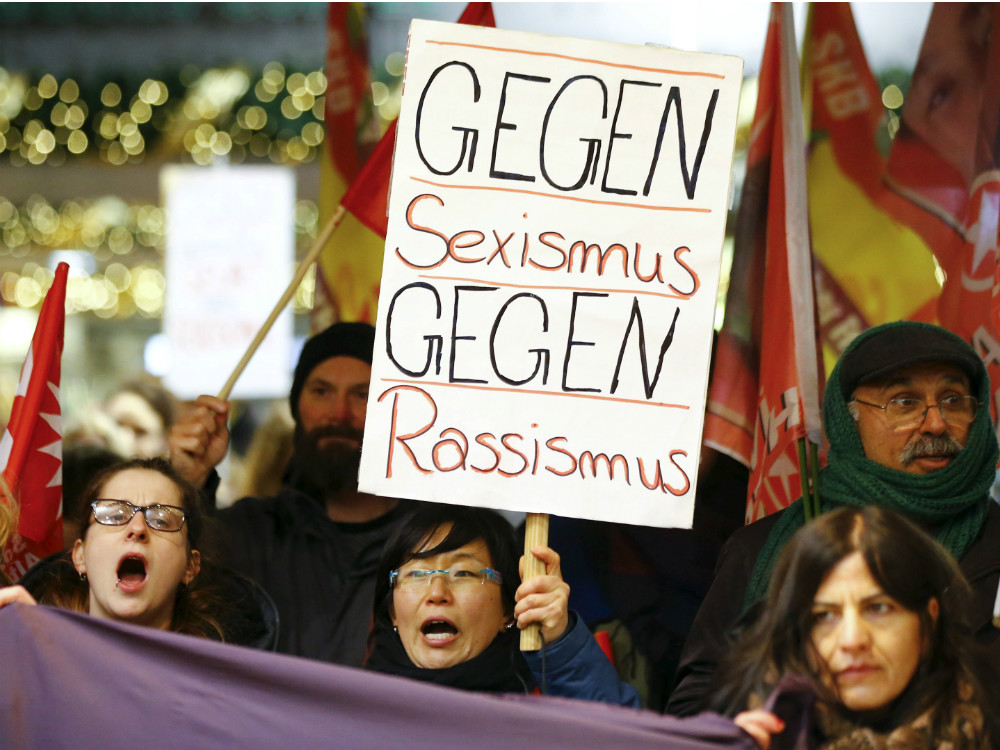 Mulheres protestam contra o sexismo e o racismo em Colônia, na Alemanha