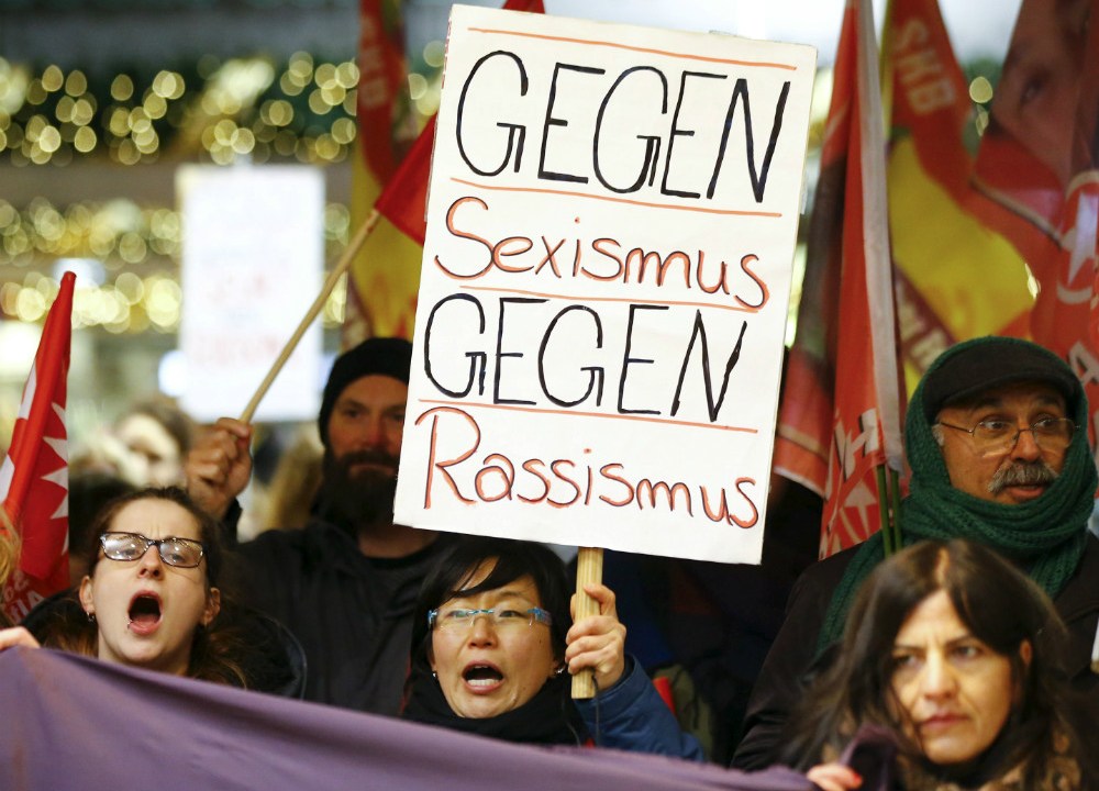Mulheres protestam contra o sexismo e o racismo em Colônia, na Alemanha