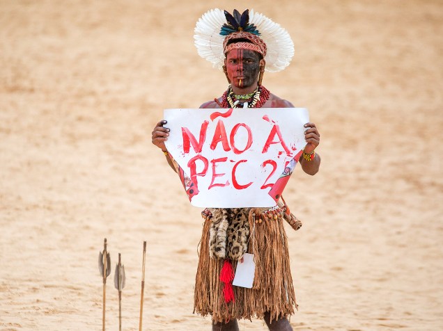 Índio aproveita o momento dos Jogos Mundiais do Povos Indígenas para protestar contra a PEC 215, que altera as regras de demarcação de terras indígenas