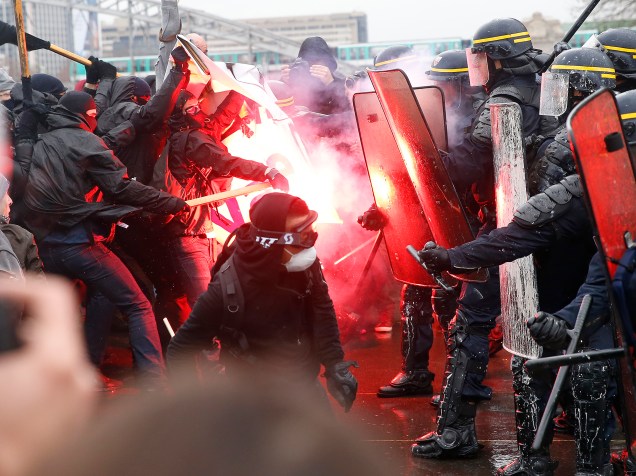 Policiais entram em confronto com manifestantes, durante protesto contra as reformas na legislação trabalhista, na capital da França, Paris, nesta quinta-feira (31)