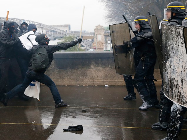 Policiais entram em confronto com manifestantes, durante protesto contra as reformas na legislação trabalhista, na capital da França, Paris, nesta quinta-feira (31)