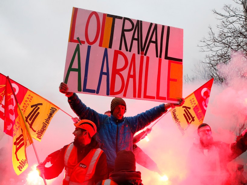Protesto contra as reformas na legislação trabalhista, na capital da França,Paris,  nesta quinta-feira (31)