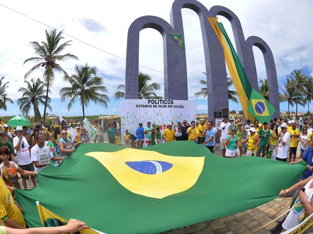 Protesto contra o PT e pelo impeachment da presidente Dilma Rousseff na Avenida Santos Dumont, na Orla de Atalaia na cidade de Aracaju, SE, na manhã deste domingo (15)
