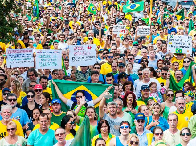 Protesto contra o PT e pelo impeachment da presidente Dilma na cidade de Bauru, SP, na manhã deste domingo (15)