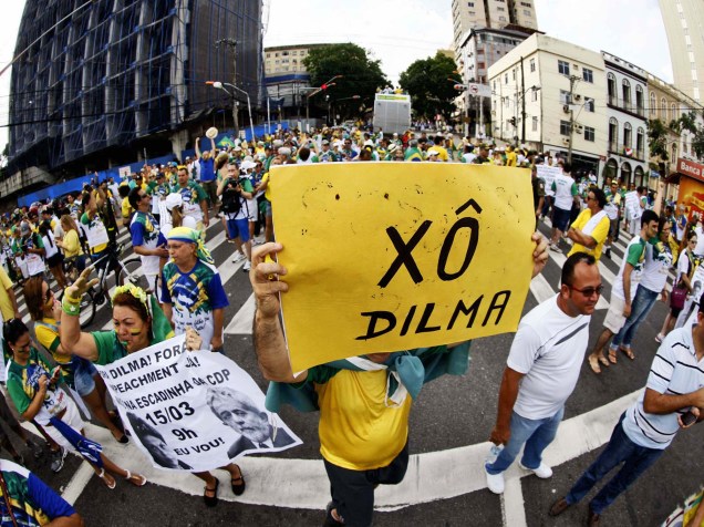 Protesto contra o PT e pelo impeachment da presidente Dilma Rousseff, em Belém, PA, neste domingo (15)
