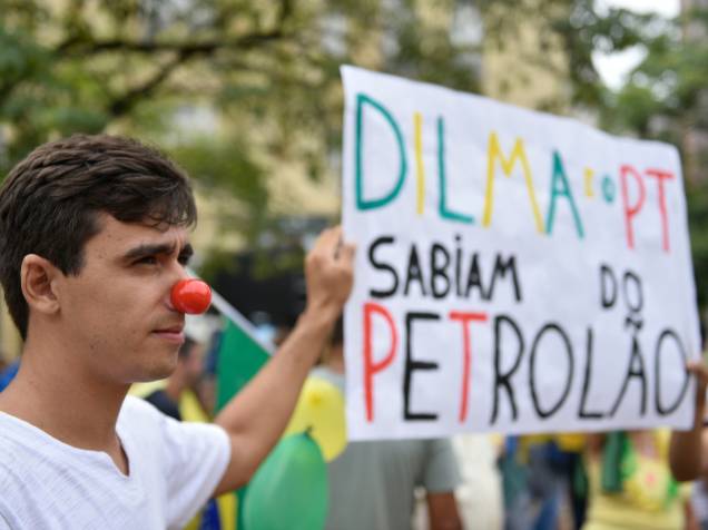 Manifestantes participam de ato a favor do impeachment da Presidente Dilma Rousseff, na praça da Liberdade em Belo Horizonte, neste domingo (15)