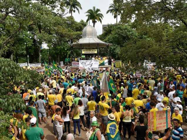 Manifestantes participam de ato a favor do impeachment da Presidente Dilma Rousseff, na praça da Liberdade em Belo Horizonte, neste domingo (15)