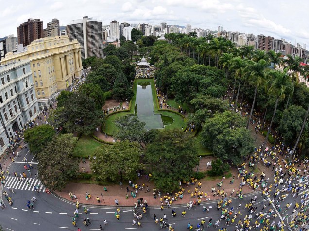 Manifestantes pedem o impeachment da presidente Dilma Rousseff na Praça da Liberdade, em Belo Horizonte, MG, neste domingo (15)