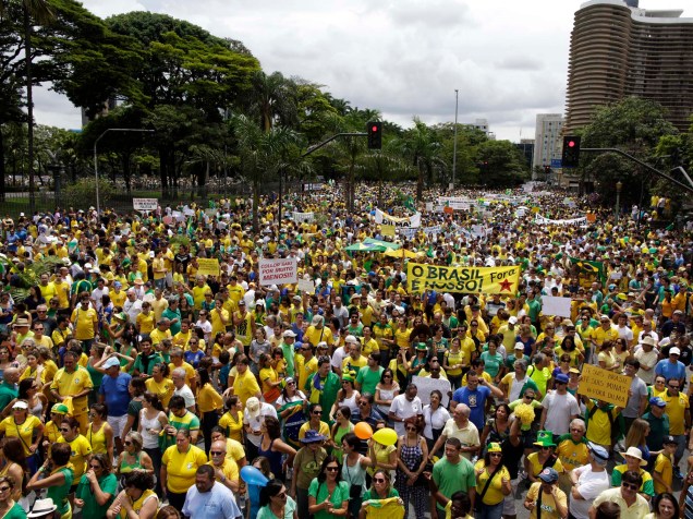 Ato contra o governo Dilma na cidade de Belo Horizonte, MG, neste domingo (15)