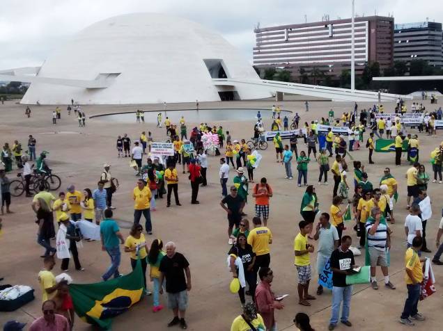 Manifestantes participam de ato a favor do impeachment da Presidente Dilma Rousseff, no Congresso Nacional e no Museu Nacional, em Brasília, DF, neste domingo (15)