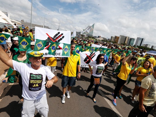 Ato contra o governo da presidente Dilma Rousseff (PT) na Esplanada dos Ministérios, em Brasília (DF), neste domingo (15)