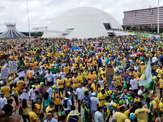 Protesto Não vamos desistir do Brasil contra o PT e pelo impeachment da presidente Dilma Rousseff, organizado pelo Movimento Brasil Livre e pelo Revoltados, no Congresso Nacional e no Museu Nacional, em Brasília (DF), neste domingo (15)