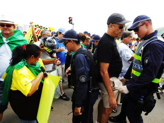 Policiais revistam manifestantes durante ato contra o governo da presidente Dilma Rousseff, em Brasília (DF) - 15/03/2015