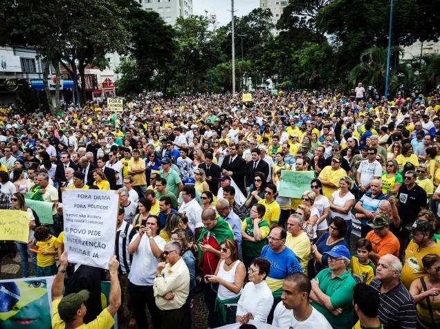 Protesto contra o PT e pelo impeachment da presidente Dilma Rousseff na região central da cidade de Franca, interior de São Paulo, na manhã deste domingo (15)