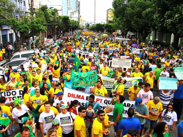Protesto contra o PT e pelo impeachment da presidente Dilma Rousseff na Avenida Eduardo Ribeiro, centro de Manaus, AM, na manhã deste domingo (15)