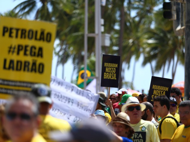 Ato contra o governo da presidente Dilma Rousseff (PT) na avenida Boa Viagem neste domingo (15)