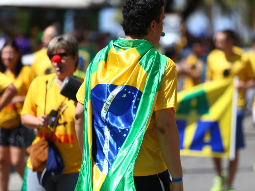 Ato contra o governo Dilma (PT) na Avenida Boa Viagem, em Recife, neste domingo (15)