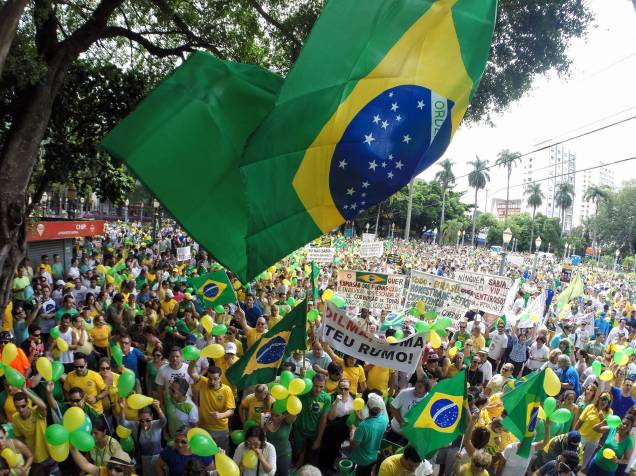Ato contra o governo da presidente Dilma (PT) pelas ruas da região central de Ribeirão Preto, no interior do estado de São Paulo, neste domingo (15)