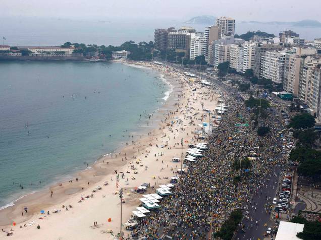 Manifestantes participam de ato a favor do impeachment da Presidente Dilma Rousseff, no bairro de Copacabana, zona sul do Rio de Janeiro, na manhã deste domingo (15)
