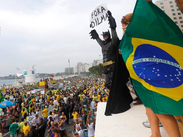 Manifestantes participam de ato a favor do impeachment da Presidente Dilma Rousseff, no bairro de Copacabana, zona sul do Rio de Janeiro, na manhã deste domingo (15)