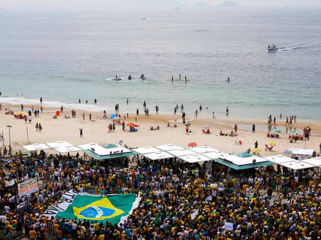 Ato contra o governo Dilma na praia de Copacabana, no Rio de Janeiro