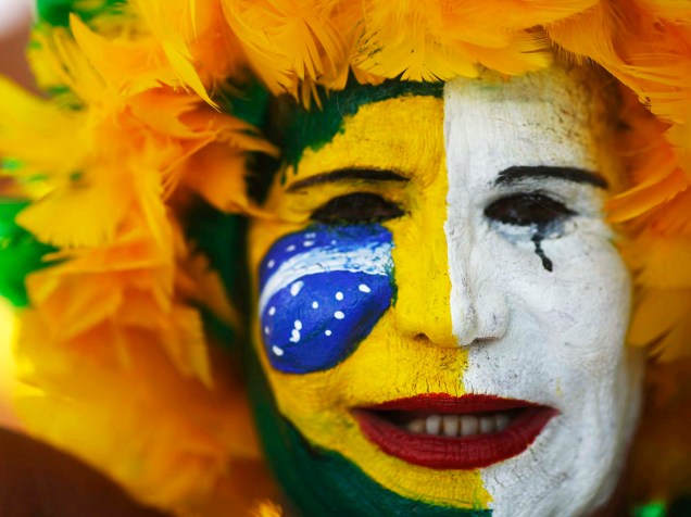 Manifestantes se pintam das cores do Brasil durante protesto na praia de Copacabana, no Rio de Janeiro