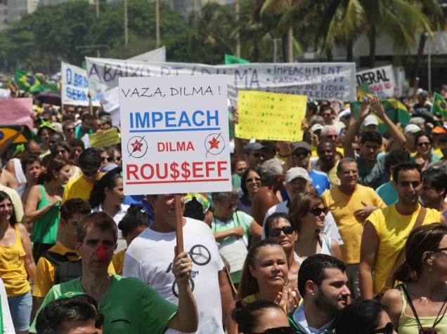 População toma as ruas do Rio de Janeiro durante ato contra o governo