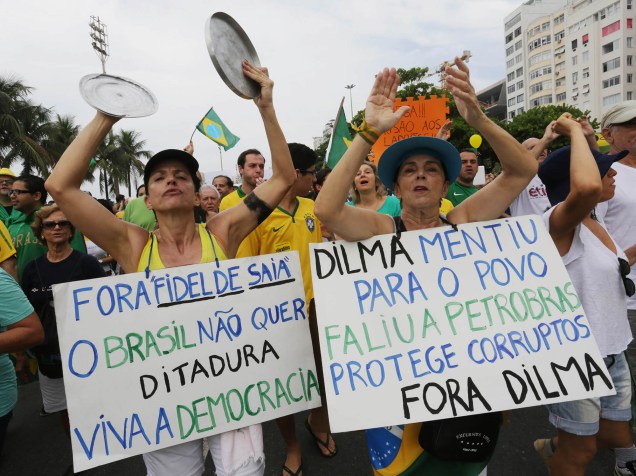 População toma as ruas do Rio de Janeiro durante ato contra o governo