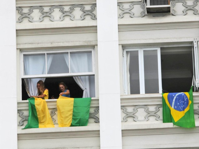 Da janela de suas casas pessoas protestam durante ato contra o governo Dilma no Rio de Janeiro