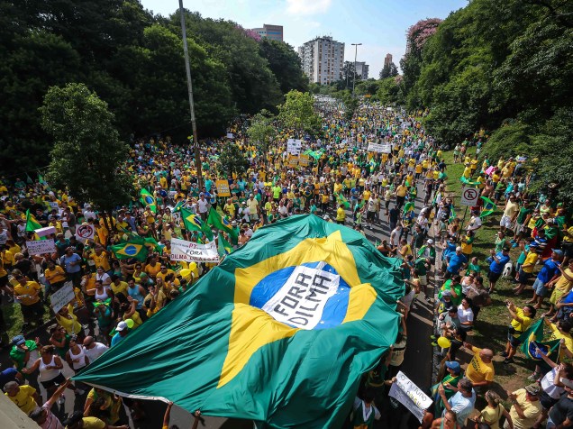 Manifestação contra o governo Dilma (PT) reuniu cerca de 10.000 pessoas em Porto Alegre (RS) neste domingo (15)