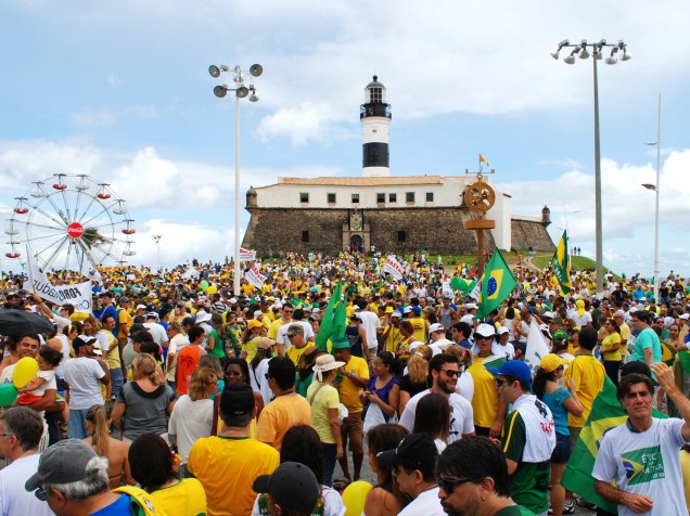 Protesto contra o PT e pelo impeachment da presidente Dilma Rousseff no Farol da Barra, em Salvador (BA) neste domingo (15)