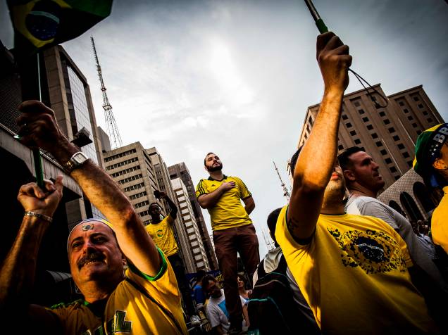 Durante o protesto, muitos manifestantes usaram roupas verde-amarelas e cantaram o Hino Nacional - 15/03/2015