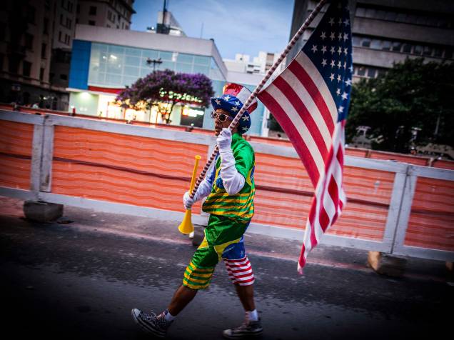 Manifestante caminha com uma bandeira dos Estados Unidos durante ato na avenida Paulista - 15/03/2015