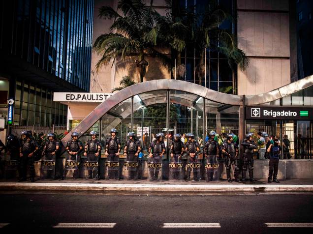 Apesar do forte policiamento e da grande quantidade de pessoas, o ato contra o governo Dilma não registrou grandes confusões - 15/03/2015