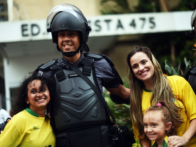 Manifestantes tiram foto com policial durante ato contra o governo Dilma na avenida Paulista em São Paulo - 15/03/2015