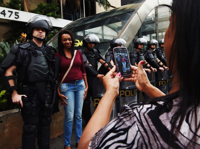 Manifestantes tiram foto com policiais durante ato contra o governo Dilma na avenida Paulista em São Paulo - 15/03/2015
