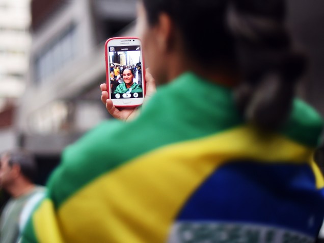 Manifestante faz uma selfie durante protesto contra o governo na avenida Paulista, em São Paulo - 15/03/2015