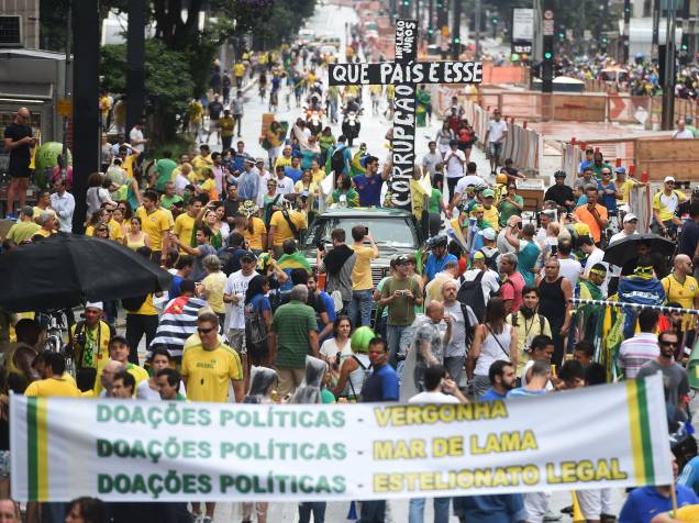 Manifestantes pedem o impeachment da presidente Dilma Rousseff na Avenida Paulista, região central de São Paulo