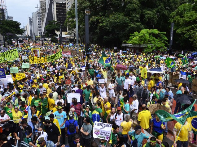Ato contra o governo da presidente Dilma Rousseff (PT) na Av. Paulista, região central de São Paulo, neste domingo (15)