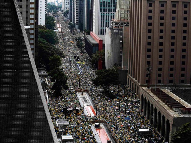 A PM calcula que 1 milhão de pessoas tenham se concentrado na Avenida Paulista, em São Paulo para protesto contra o governo Dilma (PT) neste domingo (15)