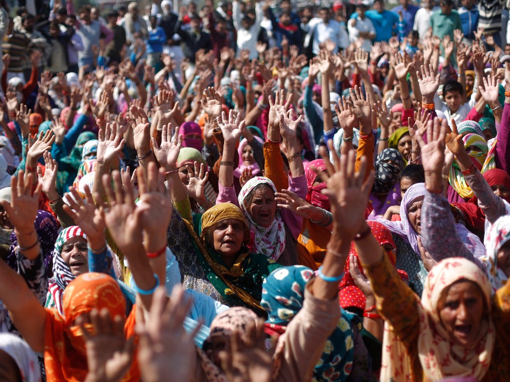 Manifestantes, da comunidade Jat, bloqueiam importante via que corta a cidade de Haryana, na India, durante protestos nesta segunda-feira (22)