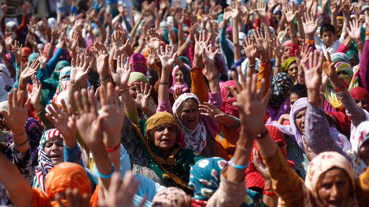 Manifestantes, da comunidade Jat, bloqueiam importante via que corta a cidade de Haryana, na India, durante protestos nesta segunda-feira (22)