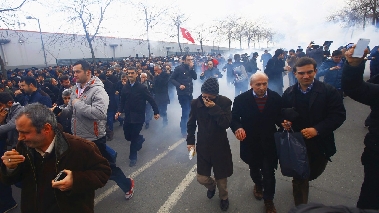 Policiais usam gás lacrimogêneo para dispersar manifestantes, durante protesto de funcionários e simpatizantes do jornal Zaman, em Istambul, na Turquia, neste sábado (05)