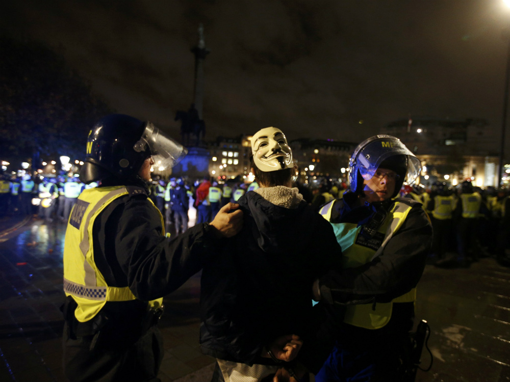 Polícia detém um manifestante durante protesto em Londres