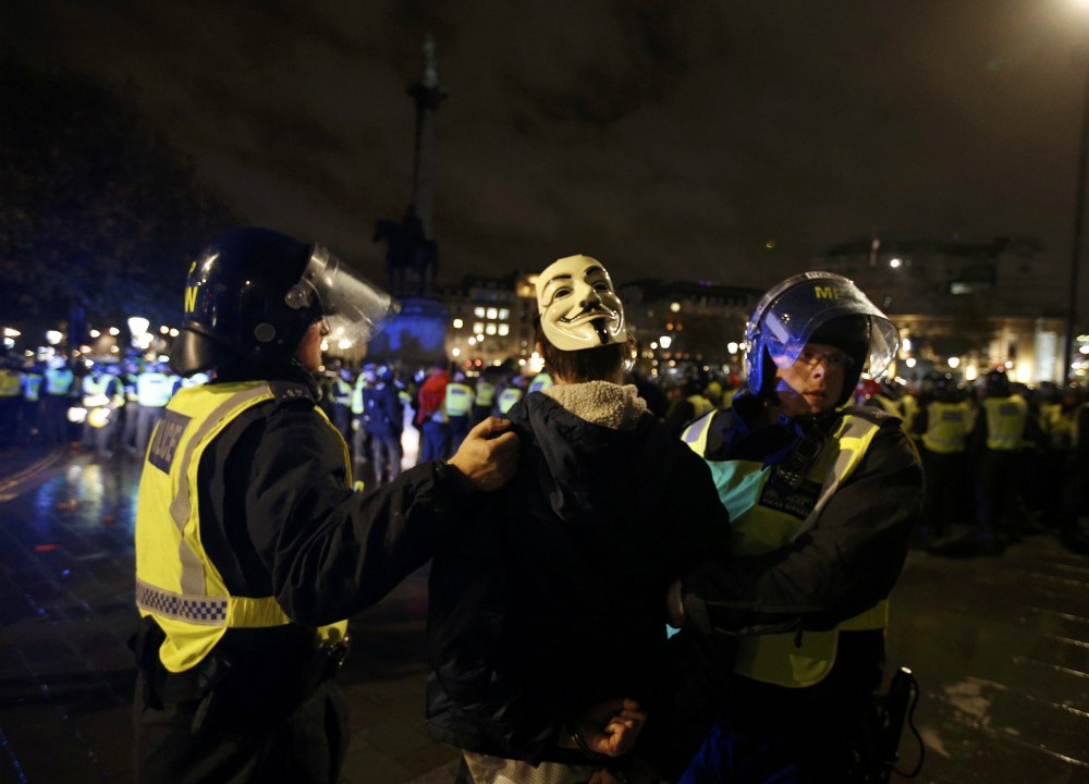 Polícia detém um manifestante durante protesto em Londres
