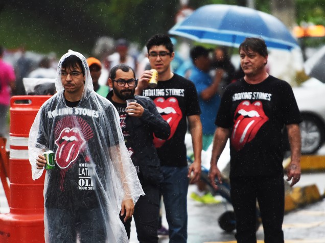 Com muita chuva, público chega para o show do Rolling Stones na noite desta quarta (24), no Morumbi, em São Paulo com a turnê "Olé"